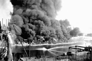 El río Cuyahoga en llamas en 1952 
