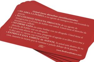 Así luce una tarjeta roja, que podría ayudarte al momento de encontrarte con un agente de inmigración.