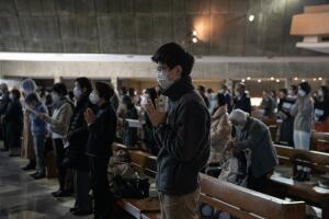 Feligreses portan mascarillas durante la misa de Navidad en la Catedral de Santa María el 25 de diciembre del 2020 en Tokio, Japón.