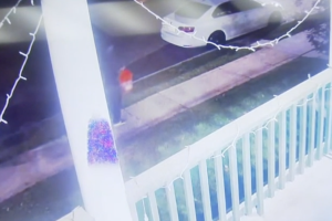 El Departamento de Policía de Fresno compartió la imagen de un sujeto involucrado en el incendio que mató al niño Isaac Vallejo.