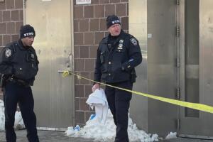 Hallan cuerpo de mujer dentro de una bolsa en sótano de edificio en Brooklyn.