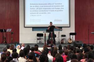Ernesto D'alessio en la iglesia