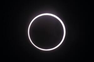 Eclipse solar anillo de fuego