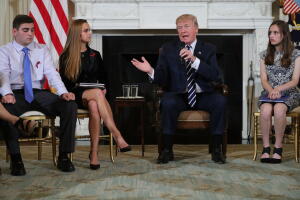 Trump invitó a la Casa Blanca a familiares de víctimas de tiroteos a plantear soluciones a la violencia armada.