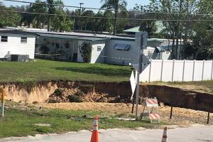 Se abre socavón en comunidad de Tarpon Springs