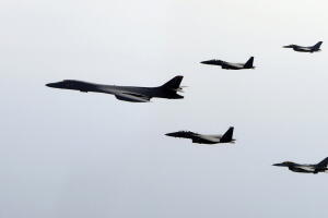 Bombardero B-1B de la fuerza aérea estadounidense escoltados por cazas de Corea del Sur