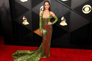 Haley Kalil optó por un look verde metálico.