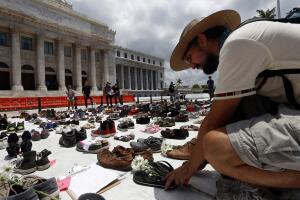 Cientos de zapatos adornan Capitolio en San Juan por muertos por ciclón María