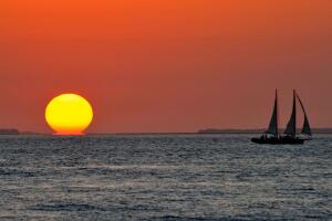 The sun sinks over the Gulf of Mexico se