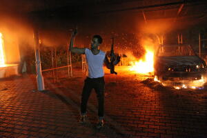 Un hombre armado frente al consulado de Estados Unidos en Benghazi incendiado el 11 de septiembre de 2012. 