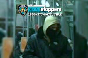  Policía busca a presunto agresor en serie por ataques en el metro de Nueva York.