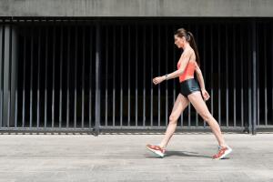 mujer-atletica-caminando-con-smartwatch.jpg