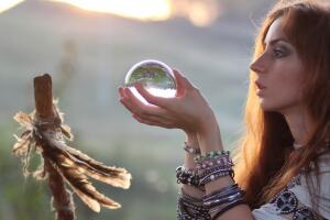 Mujer con bola de cristal