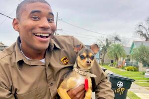 El chico de UPS quese fotogrwafía con los perros