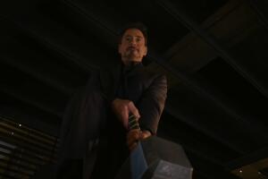 Tony Stark tratando de levantar el mjolnir.jpg
