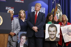 El presidente Trump en la Casa Blanca rodeado de familas que han perdido seres queridos por acción de algún indocumentado.