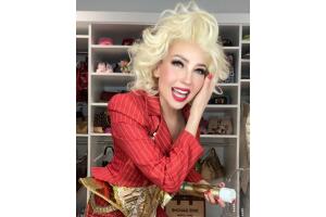 Thalía aparece con look rubio.