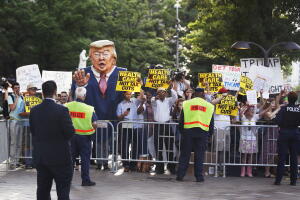 Protestas frente al hotel Trump de Washington, por la salud y contra los recortes fiscales