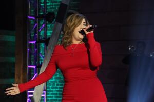 Los looks de las chicas en La Reina de la Canción