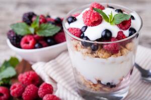desayunos-de-cereales-yogurt-frutas1.jpg