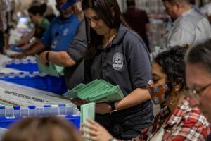 Conteo de votos en el Condado Maricopa. 