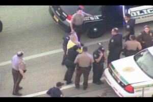 Mujer patea ventanilla de patrulla policial