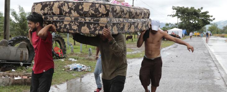 Iota avanza por Nicaragua y Honduras causando grandes inundaciones en pueblos y aldeas por los ríos desbordados 