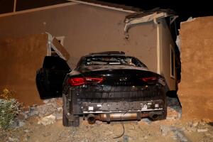 Automóvil choca contra casa y dos personas pierden la vida en Peoria