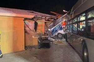 Autobús se estrella contra vivienda en Mesa y deja varias personas lesionadas
