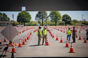 Guardia Nacional de Delaware durante una clínica de vacunación contra el coronavirus en Wilmington 
