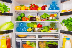 Faxine sua geladeira seguindo essas 6 dicas inteligentes: cada coisa tem seu lugar