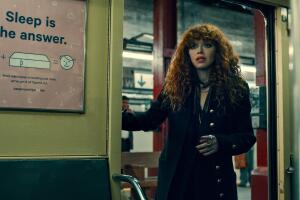 Nadia Vulvokov (Natasha Lyonne) em "Boneca Russa"