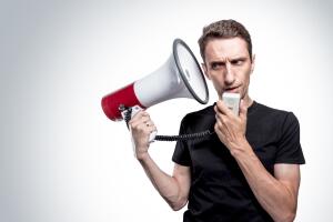 Hombre se habla a si mismo