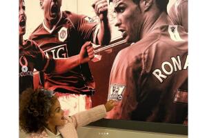 hijos-de-cristiano-ronaldo-georgina-rodriguez-estadio-manchester-united-2.jpg