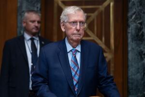 senador McConnell es hospitalizado