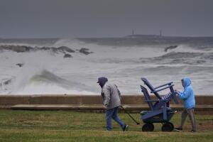 El Servicio Meteorológico Nacional mantiene para Jersey City un aviso de inundación costera y una advertencia de viento.