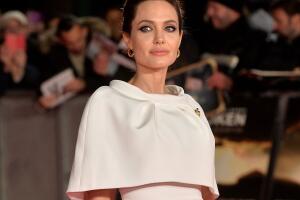 angelina-jolie-traje-1.jpg
