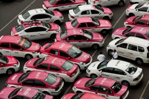 Protesta de taxistas en Ciudad de México contra plataformas digitales