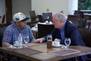 Kilmar Ábrego conversa con el senador demócrata Chris VanHollen en San Salvador.