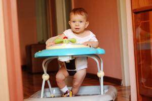 Las andaderas de bebés son buenas o malas