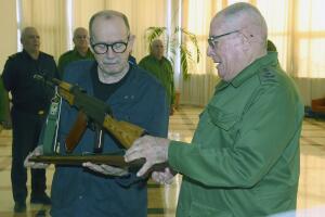 Fuerzas Armadas Revolucionarias de Cuba dan fusil de combate AKM a Silvio Rodríguez

