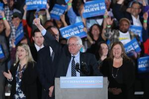 El demócrata Bernie Sanders ganó la primaria de NH, pero felicitó a Clinton