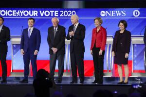 Siete candidatos estuvieron en el escenario de Manchester, New Hampshire.