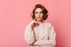 mujer-pensando-fondo-rosa.jpg