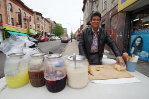 Vendedores ambulantes esperan que la Ciudad les otorgue licencias. 