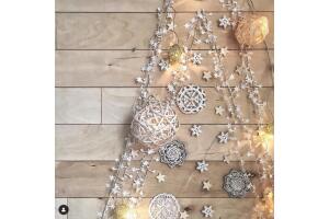 Árbol de Navidad en la pared decorado con mandalas