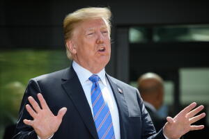 El presidente Donald Trump se va después de realizar una conferencia de prensa antes de su partida anticipada de la Cumbre del G7,