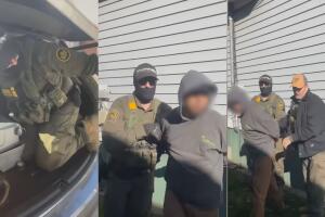 “Se reían de nosotros”: jardinero y su papá son arrestados por agentes federales mientras trabajaban