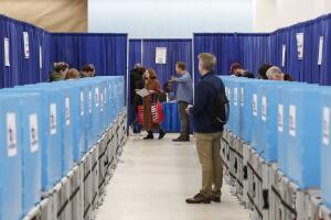 La baja asistencia a las urnas este martes también refleja una mayor participación de los ciudadanos en la votación anticipada que cerró el lunes. Las escuelas, restaurantes y bares permanecen cerrados en Illinois para mitigar la propagación del coronavirus. 