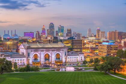 <b>Puesto 1: Kansas City, Missouri.</b> Su bajo costo de vida y la velocidad de internet superior a la media hacen a esta ciudad ideal para el trabajo remoto. Ofrece una vibrante escena artística y muchas opciones para comer. Kansas City es conocida por sus restaurantes de barbacoa y sus destilerías locales.
